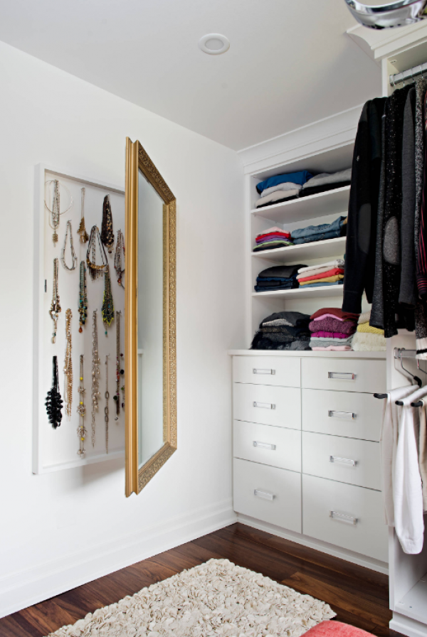 Lemari pakaian dengan laci tersembunyi